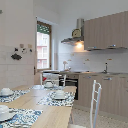 公寓 Vintage Sea House Vicino La Del Lungomare 切法卢