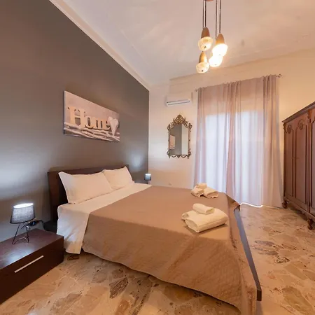 公寓 Vintage Sea House Vicino La Del Lungomare 切法卢